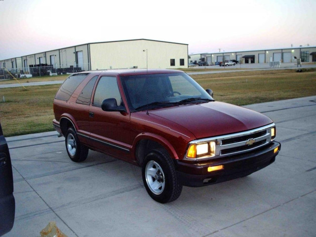 Chevrolet Blazer 4.3 AT (193 л.с.) - II 1994 – 1998, внедорожник 3 дв.