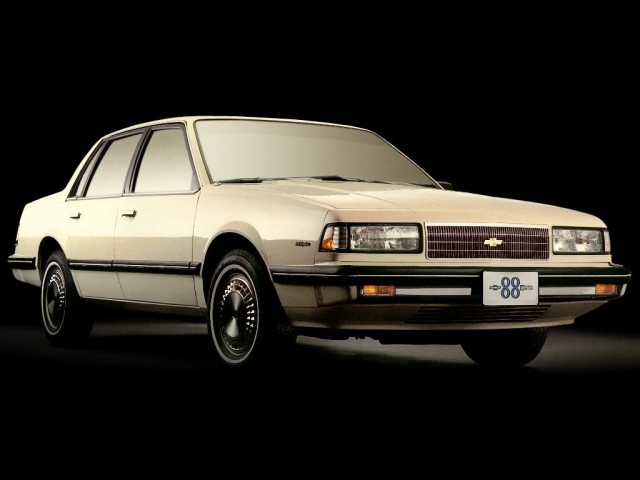 Chevrolet Celebrity 2.8 MT (130 л.с.) -  1982 – 1990, седан