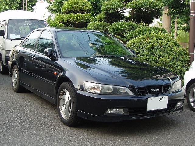 Isuzu IV седан 1997-2002