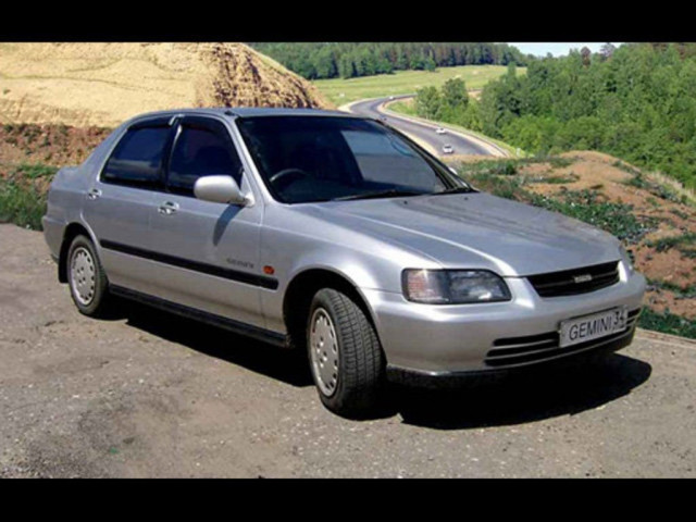 Isuzu IV седан 1993-1996