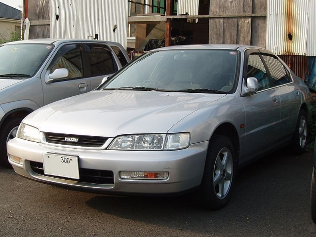 Isuzu III седан 1994-1997