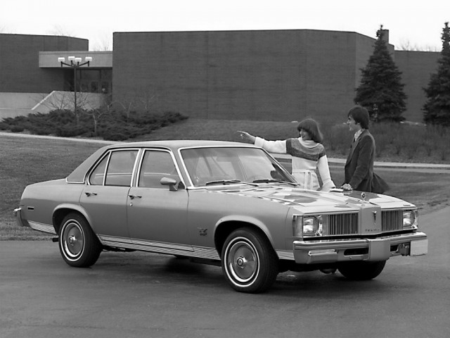Pontiac Phoenix 5.0 MT (140 л.с.) - I 1977 – 1979, седан