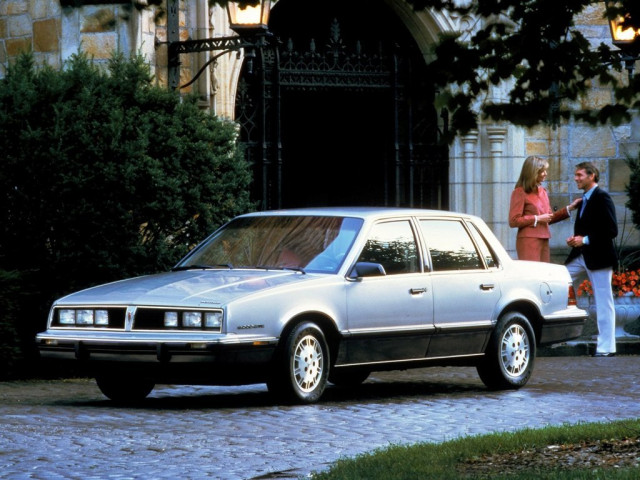 Pontiac 6000 3.2 AT (140 л.с.) -  1982 – 1991, седан