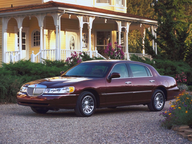 Lincoln Town Car 4.7 AT (214 л.с.) - III 1997 – 2003, седан