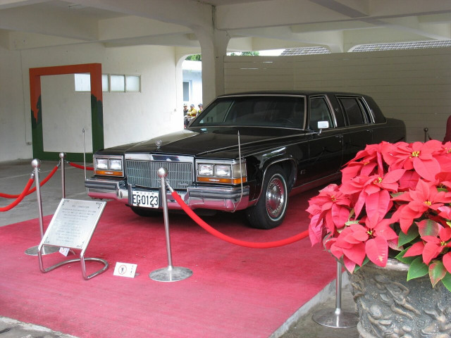 Cadillac Fleetwood 6.1 AT (152 л.с.) - Limousine 1977 – 1984, седан