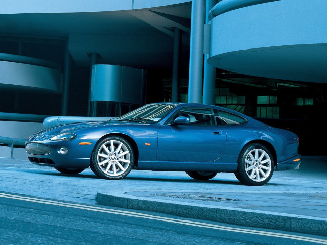 Jaguar XKR 4.2 MT (395 л.с.) - I Рестайлинг 2004 – 2006, купе