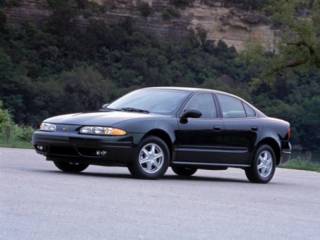 Chevrolet Alero 2.4 MT (141 л.с.) -  1999 – 2004, седан
