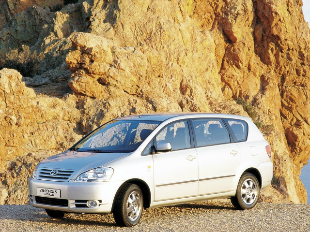 Toyota I компактвэн 2001-2003