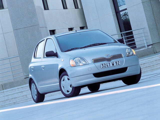 Toyota Yaris 1.0 MT (68 л.с.) - I 1999 – 2003, хэтчбек 5 дв.
