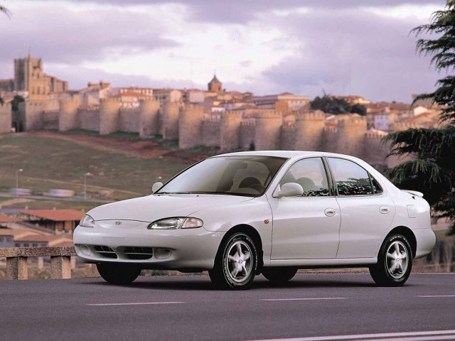 Hyundai Lantra 1.5 MT (88 л.с.) - II 1995 – 1998, седан