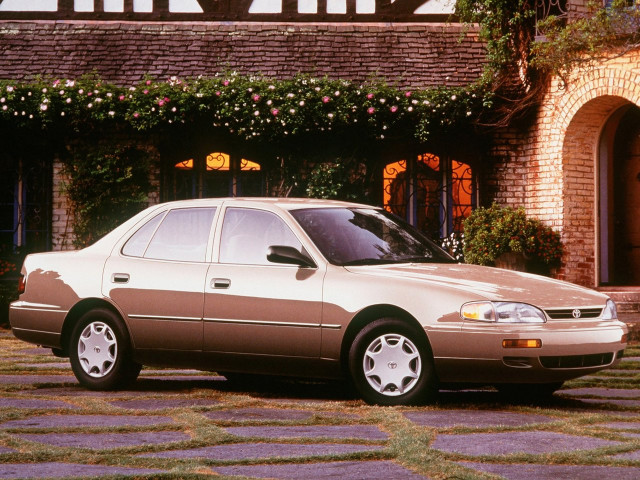 Toyota Camry 1.9 MT (125 л.с.) - III (XV10) 1991 – 1997, седан