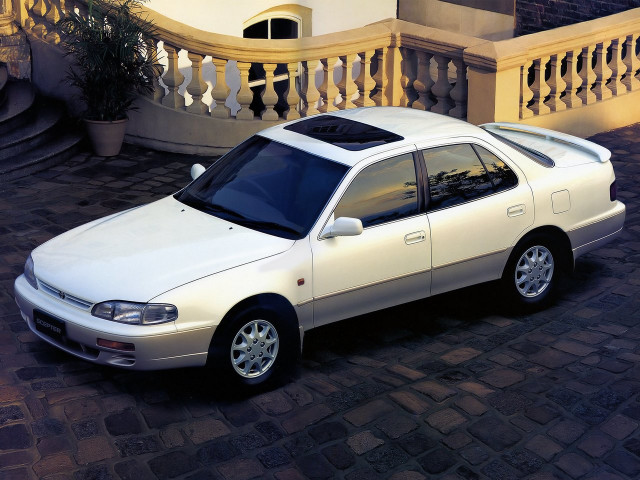 Toyota Scepter 2.2 AT (136 л.с.) -  1992 – 1996, седан