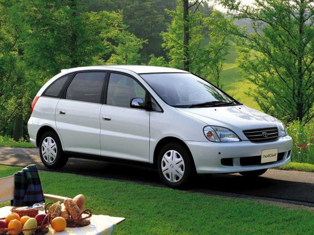 Toyota компактвэн 1998-2003